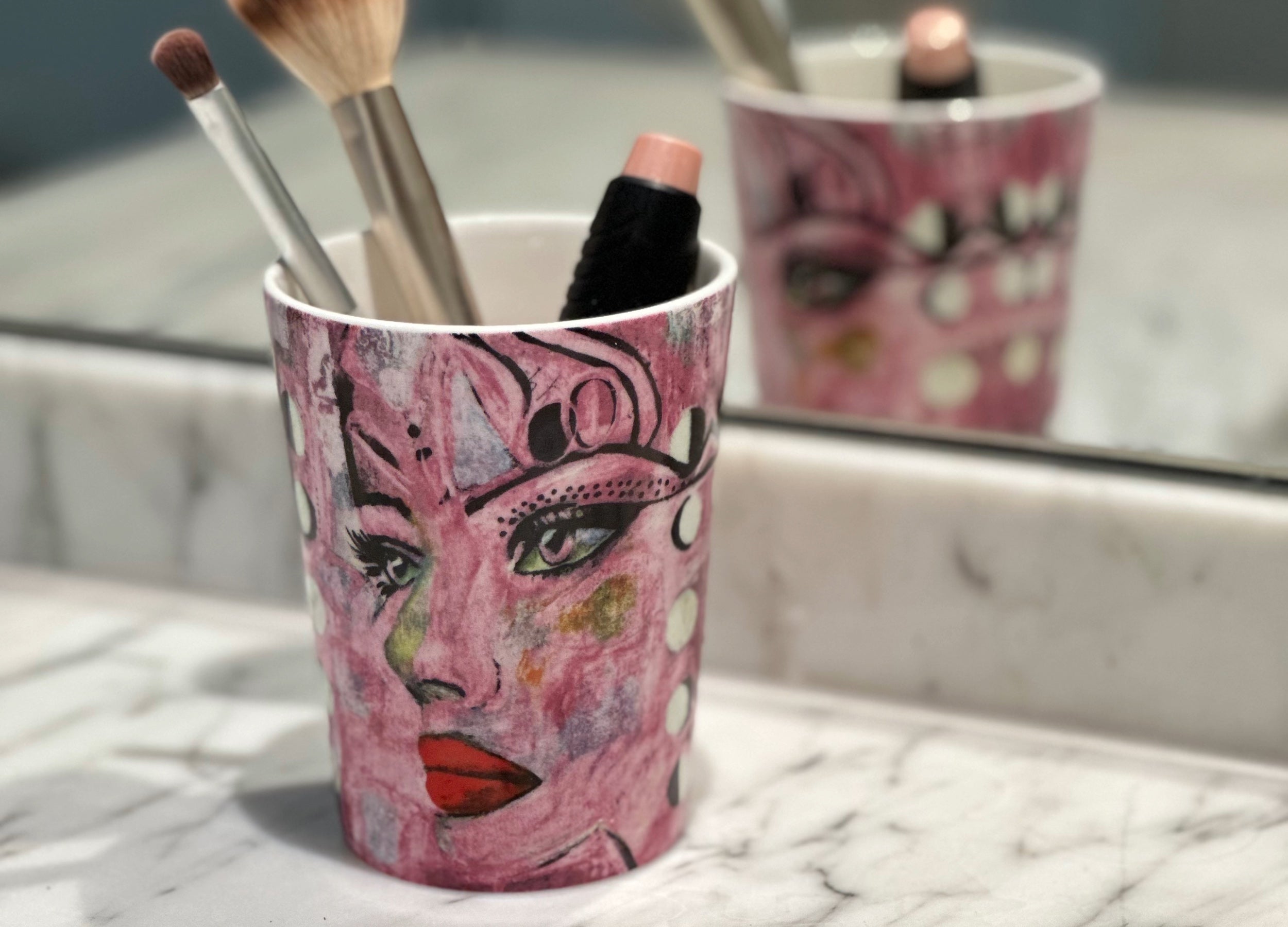 CAROLINA GYNNING designmugg Moonlight Queen Pink i badrum med sminkborstar.