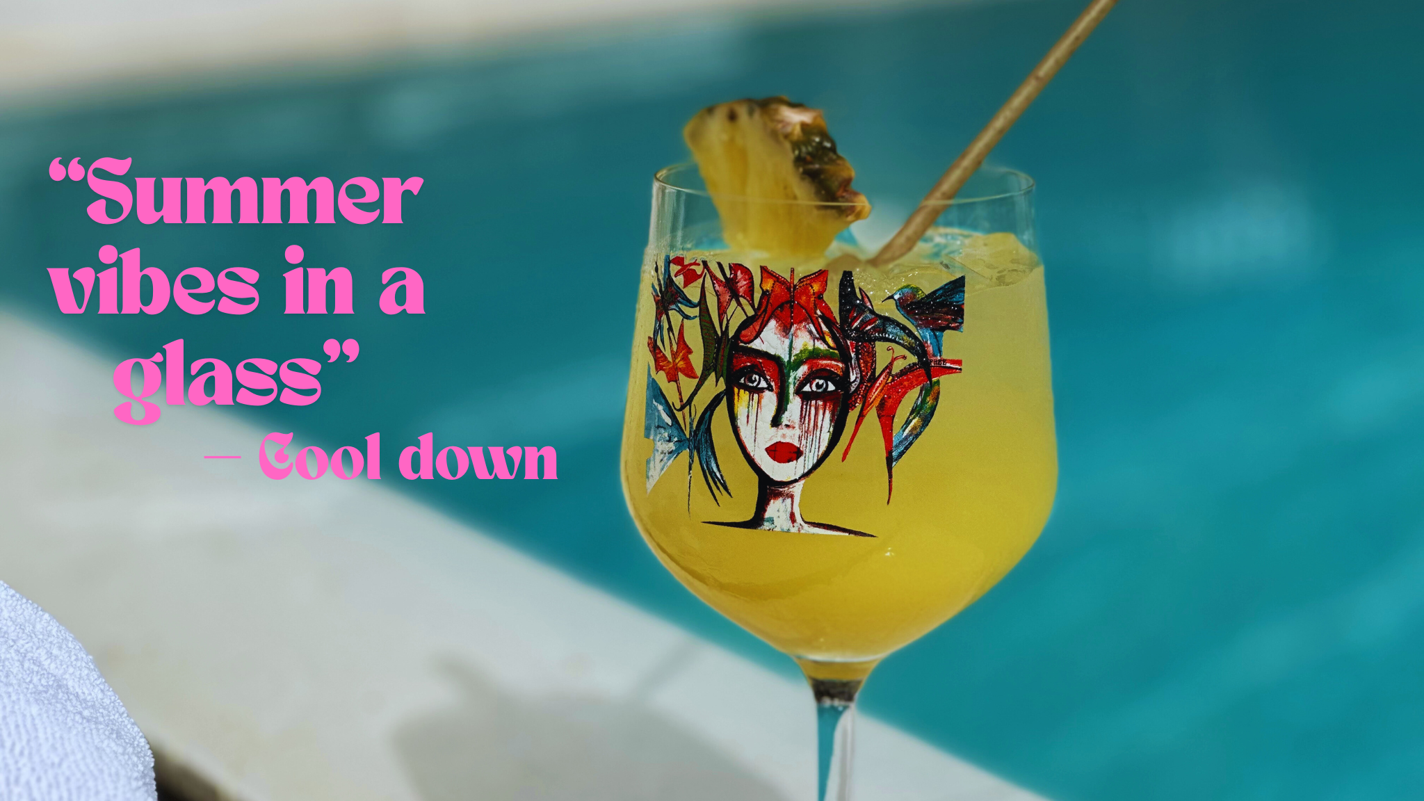 Somrig drink i Gynning drinkglas på fot vid poolkant