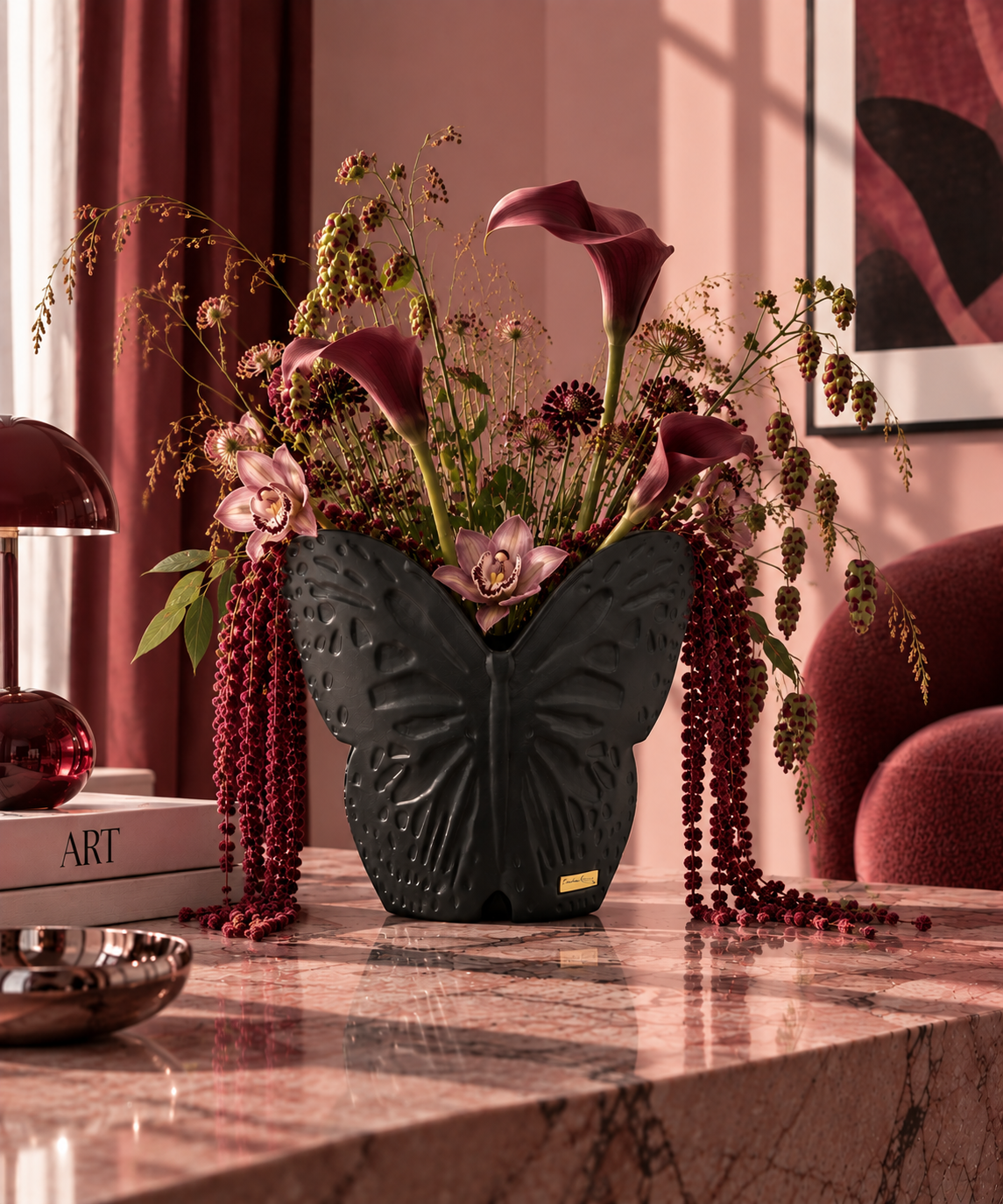 Carolina Gynning fjärilsvas Secret Butterfly på marmorbord med vinröda blommor i en rosa och vinröd interiör 
