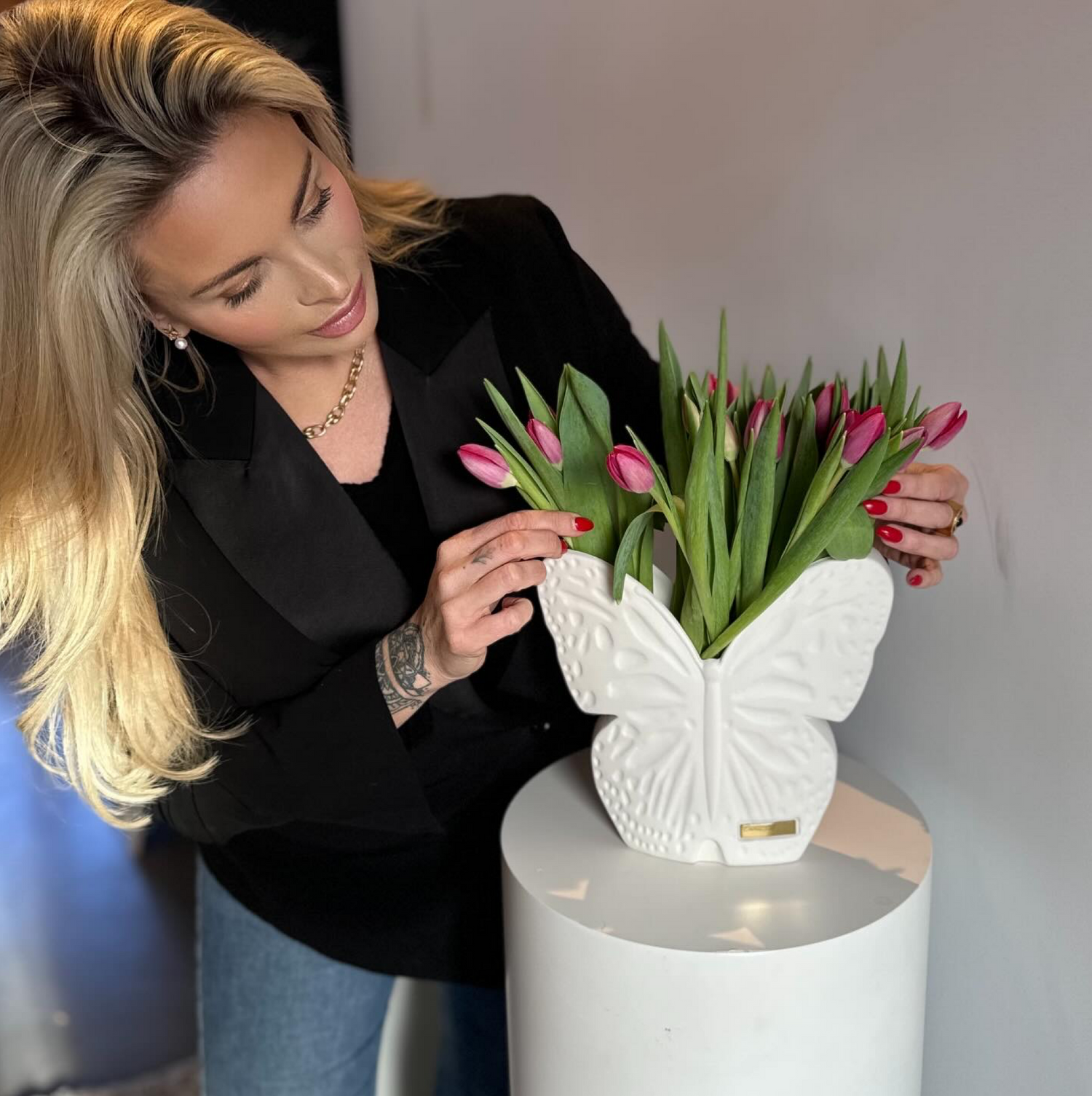 Carolina fixar blommorna i hennes egen designade vas