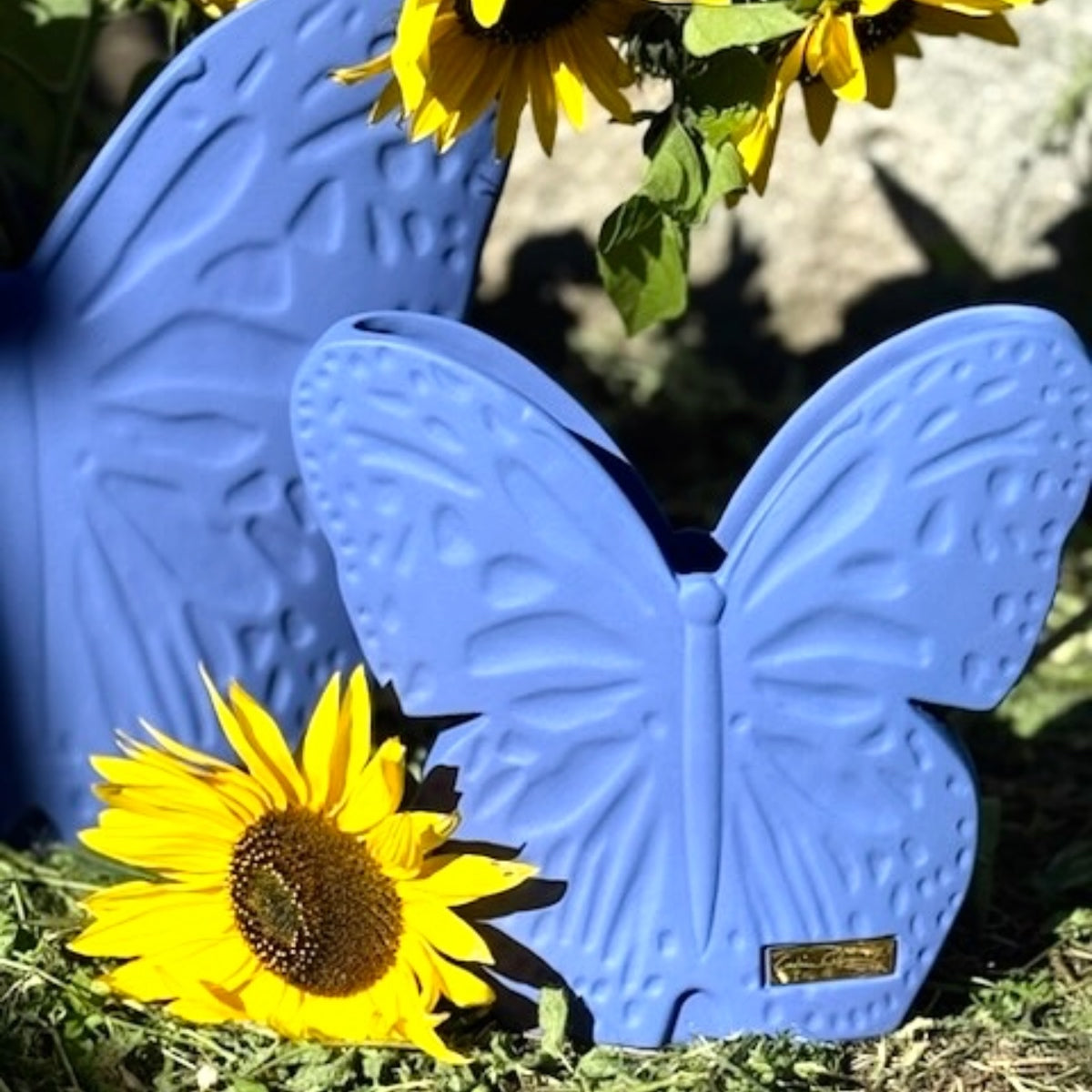 Secret Butterfly vaser blå 22 cm och 30 cm från Carolina Gynning – eleganta keramikvaser med solrosor som dekoration